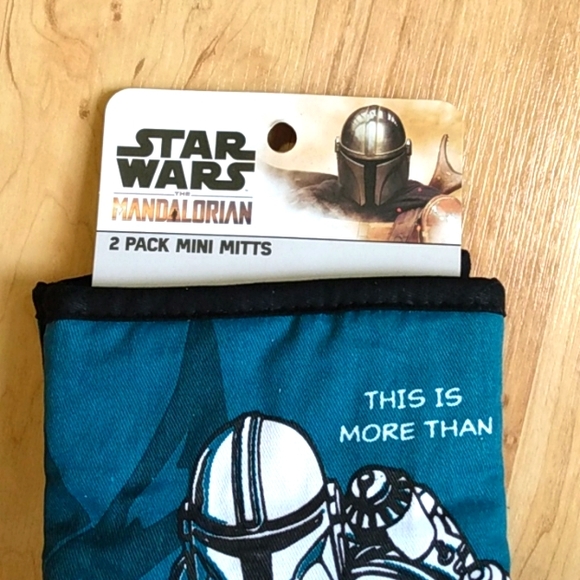 Star Wars The Mandalorian 2 pack kitchen oven mitts - Picture 2 of 5